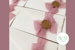 Partecipazione carta Amalfi con timbro ceralacca personalizzato e nastro chiffon