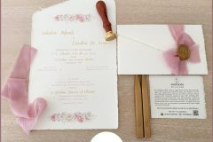 Partecipazione carta Amalfi con timbro ceralacca personalizzato e nastro chiffon