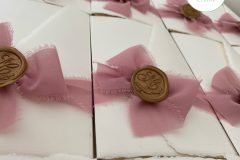 Partecipazione carta Amalfi con timbro ceralacca personalizzato e nastro chiffon