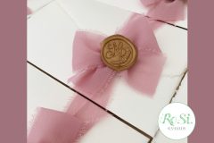 Partecipazione carta Amalfi con timbro ceralacca personalizzato e nastro chiffon
