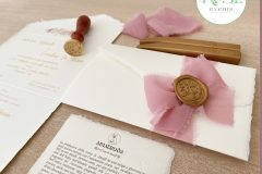 Partecipazione carta Amalfi con timbro ceralacca personalizzato e nastro chiffon
